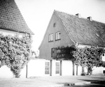 Grundstücksmauer zwischen zwei Häusern, Gütersloh, 1939-1945.