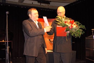 Überreichung des Annette-von-Droste-Hülshoff-Preises 2005 an Wiglaf Droste durch Wolfgang Schäfter, Direktor des Landschaftsverbandes Westfalen-Lippe. Haus Nottbeck, Museum für Westfälische Literatur, Oelde.