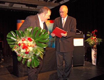 Überreichung des Annette-von-Droste-Hülshoff-Preises 2005 an Wiglaf Droste durch Wolfgang Schäfter, Direktor des Landschaftsverbandes Westfalen-Lippe. Haus Nottbeck, Museum für Westfälische Literatur, Oelde.