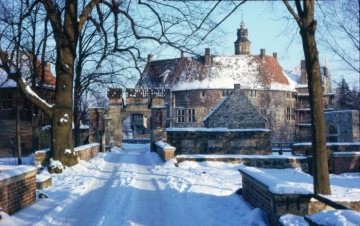 Burg Vischering: Blick zu Toranlage und Zugbrücke im Winter