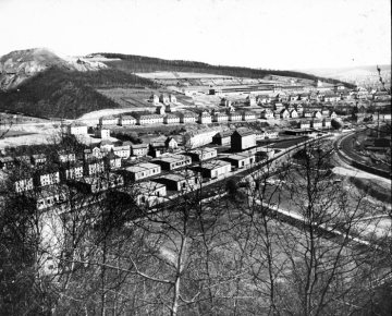Siegen, Stadtansicht mit Neubausiedlung in Hanglage, 1939-1955.