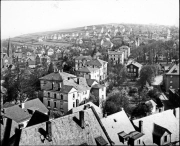 Siegen, Stadtansicht mit Würfelhaussiedlung in Hanglage, 1939-1945.