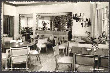 Innenansicht des Cafés "Hennecke" in Bödefeld (Gemeinde Schmallenberg), undatiert (1960er Jahre?)