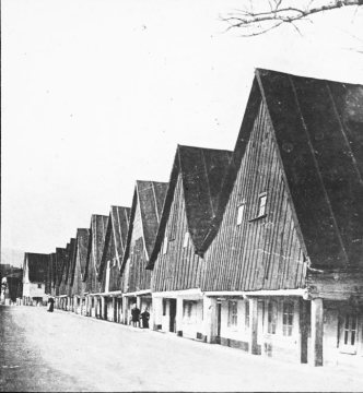 Weberhäuser "12 Apostel": Giebelhäuser in Reihe, Schömberg, Kreis Landeshut, Niederschlesien (ab 1945 Chełmsko Śląskie, Polen). Undatiert, vor 1945.