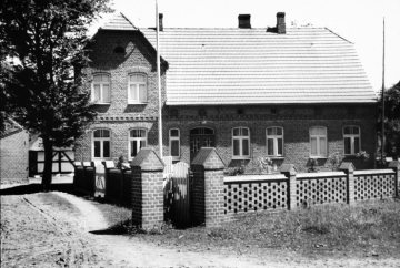 Ländliches Wohnhaus mit Gehöft, Damerow, Kreis Parchim, Mecklenburg-Vorpommern. Undatiert, vor 1945.