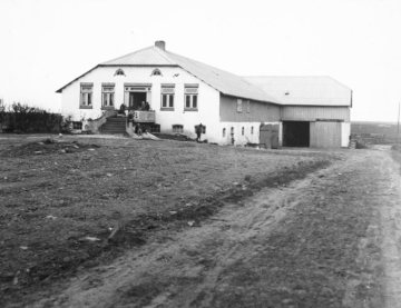 Bauernhaus inmitten einer Ackerflur, Midlum, Kreis Südtondern, Schleswig-Holstein. Undatier, 1945.