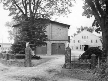 Großer Bauernhof mit Zaunabgrenzung, Klein-Harrie, Kreis Plön, Schleswig-Holstein. Undatiert, vor 1945.