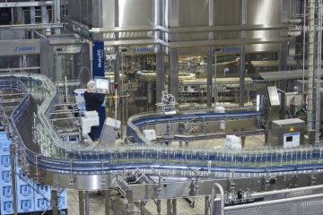 Salvus Mineralbrunnen GmbH, Emsdetten: Mineralwasserabfüllenanlage in der Werkshalle Hollefeldstraße. Februar 2019.