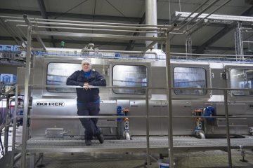 Salvus Mineralbrunnen GmbH, Emsdetten, Hollefeldstraße: Mitarbeiter Tim Nokie an der Geränkekisten-Waschmaschine. Februar 2019.