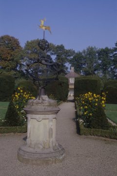 Schloss Clemenswerth: Sonnenuhr im Schlosspark