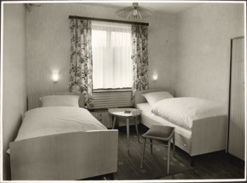Zimmer im Gasthof "Pieper" in Gleidorf (Gemeinde Schmallenberg), undatiert (1950er/1960er Jahre?)