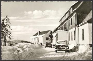 Das verschneite "Berghotel Hoher Knochen" in Hoher Knochen (Gemeinde Schmallenberg)