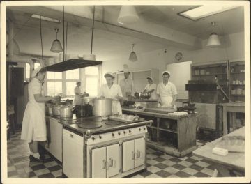 Die Küche des Gasthofs "Schütte" in Oberkirchen (Gemeinde Schmallenberg), undatiert (1940er/1950er Jahre?)