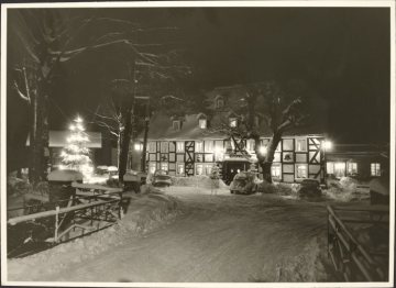 Oberkirchen (Gemeinde Schmallenberg), Winteridylle mit dem Gasthof "Schütte" bei Nacht, undatiert (1950er/1960er Jahre?)