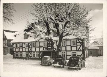 Der verschneite Gasthof "Schütte" in Oberkirchen (Gemeinde Schmallenberg), undatiert (1940er/1950er Jahre?)
