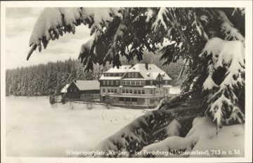 Winteridylle mit dem Hotel "Knoche" in Rimberg (Gemeinde Schmallenberg), undatiert (1950er/1960er Jahre?)