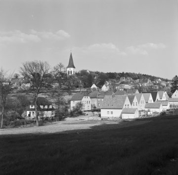 Oerlinghausen, 1960: Wohnsiedlung am Ortsrand mit Blick zur  ev. Pfarrkirche St. Alexander
