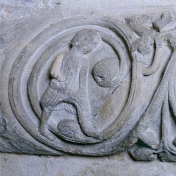 St. Paulus-Dom, Paradiesportal: Detail eines Rankenfrieses mit Szenen mittelalterlichen Lebens - Wandrelief unterhalb der Figurenriege der 10 Apostel