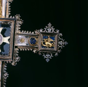 Vortragekreuz, um 1420: Saphir und Evangelistensymbol als Abschluss des Querbalkens - Silber, vergoldet, Kreuzgröße rd. 33 x 26 cm (katholische Pfarrkirche St. Ludgeri)