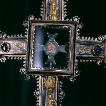 Vortragekreuz mit gläsernem Reliquiar, um 1420, Silber, vergoldet, Kreuzgröße rd. 33 x 26 cm (katholische Pfarrkirche St. Ludgeri)