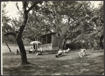 Im Garten der Pension "Gut Habbecke" in Wenholthausen (Gemeinde Eslohe), undatiert (1950er/1960er Jahre?)
