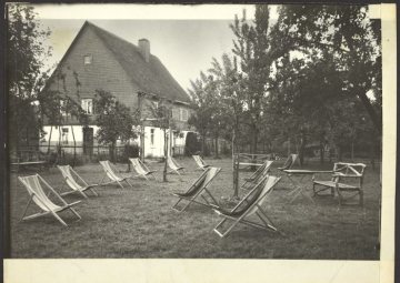 Die Liegewiese der Pension "Hochstein-Fischer" in Wenholthausen (Gemeinde Eslohe), undatiert (1930er Jahre?)