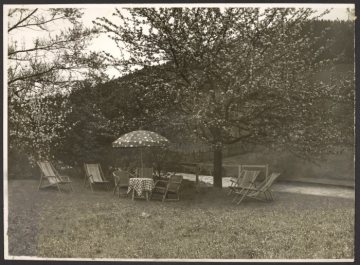 Der Garten der Pension "Schulte-Engelberts" in Wenholthausen (Gemeinde Eslohe), um 1950?