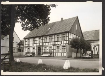 Der Gasthof "Unter den Linden" in Wenholthausen (Gemeinde Eslohe), undatiert (1940er bis 1950er Jahre?)