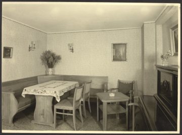 Innenansicht des Gasthofs "Unter den LInden" in Wenholthausen (Gemeinde Eslohe), um 1950?