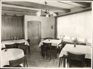 Innenansicht des Gasthofs "Unter den Linden" in Wenholthausen (Gemeinde Eslohe), undatiert (1950er Jahre?)