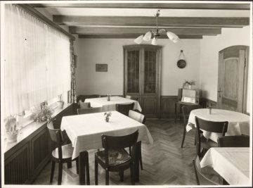 Innenansicht des Gasthofs "Unter den Linden" in Wenholthausen (Gemeinde Eslohe), undatiert (1950er Jahre?)