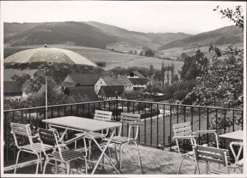 Die Terrasse der Pension "Haus Waldblick" in Wenholthausen (Gemeinde Eslohe), undatiert (1950er/1960er Jahre?)
