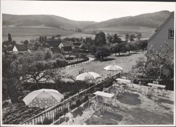 Blick von der Terrasse der Pension "Haus Waldblick" in Wenholthausen (Gemeinde Eslohe), undatiert (1950er/1960er Jahre?)