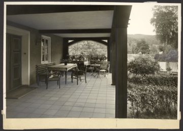 Die Terrasse des "Haus Wenneruh" in Wenholthausen (Gemeinde Eslohe), undatiert (1950er/1960er Jahre?)