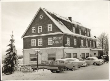 Der verschneite Gasthof "Platte" in Altastenberg (Gemeinde Winterberg), undatiert (1960er Jahre?)