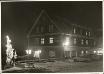 Altastenberg (Gemeinde Winterberg), der Gasthof "Platte" bei Nacht, undatiert (1960er Jahre?)