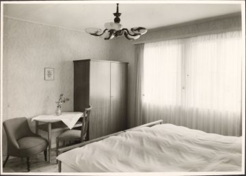 Zimmer im "Haus Rübezahl" in Neuastenberg (Gemeinde Winterberg), undatiert (1950er/1960er Jahre?)