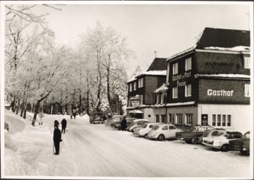 Neuastenberg (Gemeinde Winterberg), Gasthof und Pension "Zur Post" im Schnee, undatiert (1950er/1960er Jahre?)
