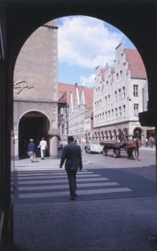 Prinzipalmarkt: Blick vom Bogengang am Michaelisplatz in Richtung Lamberti-Kirche