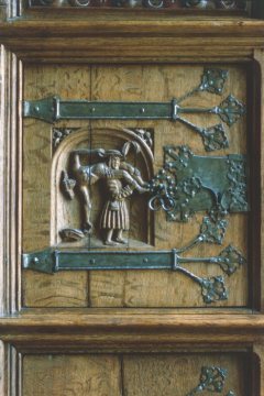 Rathaus, Friedenssaal: "Die Weiber vom Weinberg", Reliefs und Beschlagwerk an den Schranktüren