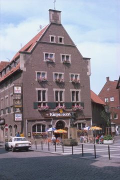 Spiekerhof: Restaurant "Kiepenkerl" mit dem Kiepenkerl-Denkmal auf dem Vorplatz