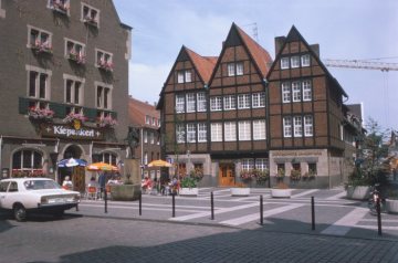 Die Restaurants "Kleiner und Großer Kiepenkerl" mit dem Kiepenkerl-Denkmal (Spiekerhof)