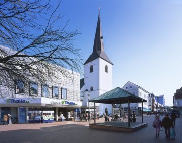 Lünen-Innenstadt: Fußgängerzone Lange Straße mit ev. Stadtkirche St. Georg, erbaut 1360-1366, ältestes Steinbauwerk der Stadt. Februar 2018.