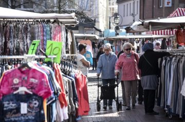 Lünen-Innenstadt: "Viktualienmarkt" am Willy-Brandt-Platz. April 2016.
