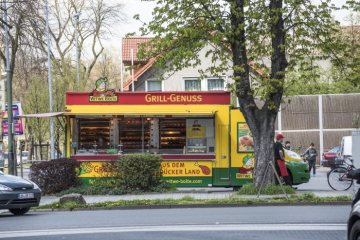 Lünen, Münsterstraße: Grillhähnchen-Verkaufswagen in der Zechensiedlung Victoria. April 2016.