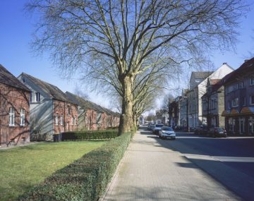 Lünen-Süd, Ziethenstraße/Jägerstraße: Bergarbeitersiedlung der einstigen Zeche Preußen, errichtet 1898, modernisiert 1989. April 2016.