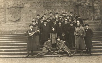  Ausflug am 14. Januar 1920 Männergesangsverein aus Unna am Kaiser Wilhelm-Denkmal in Porta Westfalica - in der 1. Reihe mit hellem Hut: Kaufmann Kaspar Reinold aus Unna-Hemmerde.