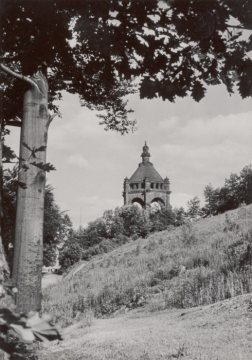 Partie bei Porta Westfalica mit Blick zum Kaiser-Wilhelm-Denkmal auf dem Wittekindsberg. Undatiert, um 1940?