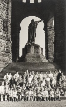 Ausflug der 2.Klasse der Volksschule Rehme zum Kaiser-Wilhelm-Denkmal, Porta Westfalica, 1961 - Gruppenaufnahme mit Statue von Kaiser Wilhelm I.