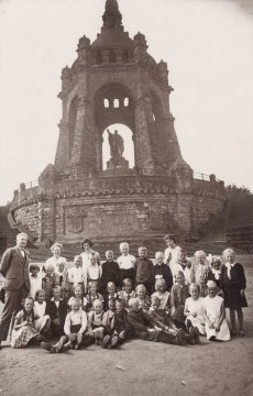 Schulausflug zum Kaiser-Wilhelm-Denkmal, Porta Westfalica. Undatiert, um 1940?